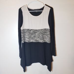 Black and white long tunic knit shirt